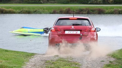 Photo of Vidéo : la Peugeot 308 GTi affronte un F2 GP Powerboat