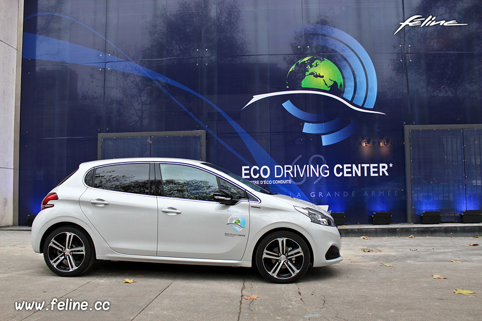 Peugeot présente son "Eco Driving Center" à Paris pour la COP 21