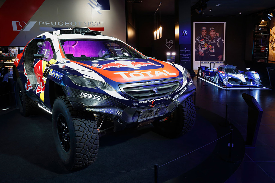 Photos : nouvelle vitrine « by Peugeot Sport » chez Peugeot Av