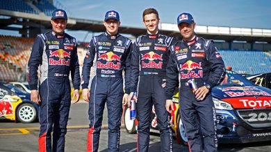 Photo of Les pilotes Peugeot Sport sur le stand Peugeot du Mondial de Paris 2016