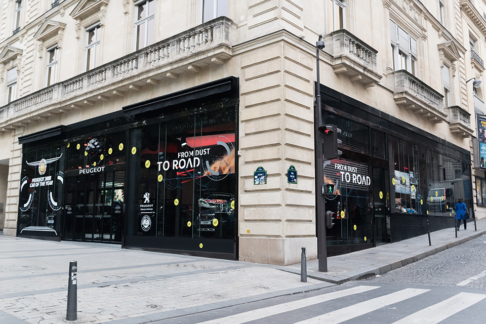 Photo vitrine tennis Roland Garros au Peugeot Avenue Paris (2017)