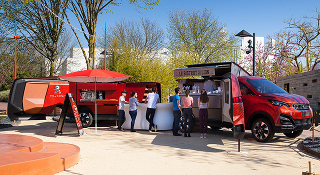 Les 30 ans du Futuroscope célébrés par le Foodtruck Peugeot « Le Bistrot du Lion »