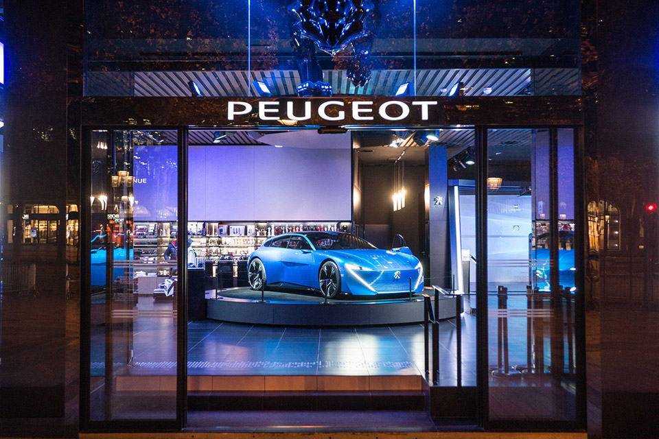 Photos vitrine « Augmented Technology » - Peugeot Avenue Paris 2017