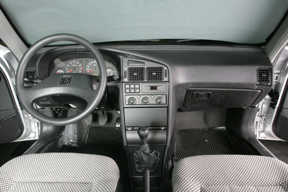Photo intérieur Peugeot 405 Iran