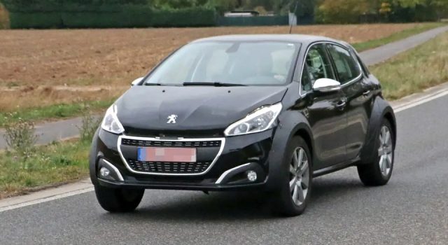 Photos : un mulet de la future Peugeot 1008 surpris en cours d’essais !
