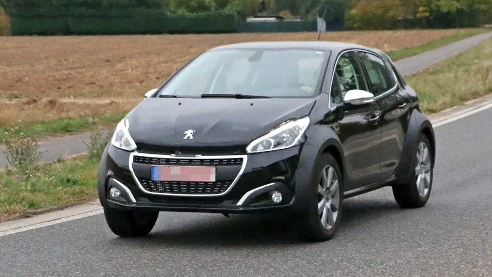 Photos : un mulet de la future Peugeot 1008 surpris en cours d’essais !