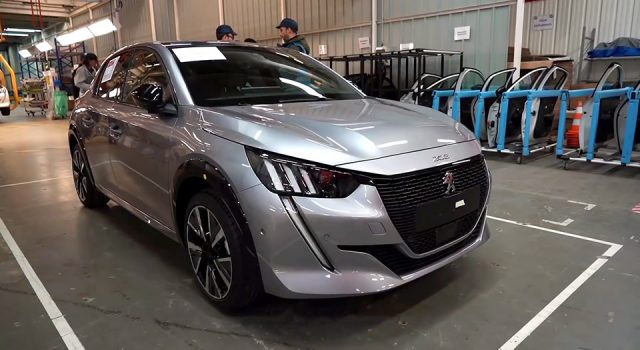 Vidéo : les secrets de fabrication de la Peugeot 208 II à Vélizy