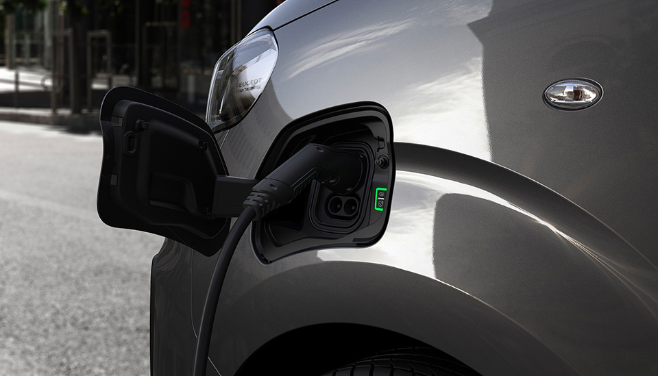 Photo prise recharge Peugeot e-Traveller Electrique