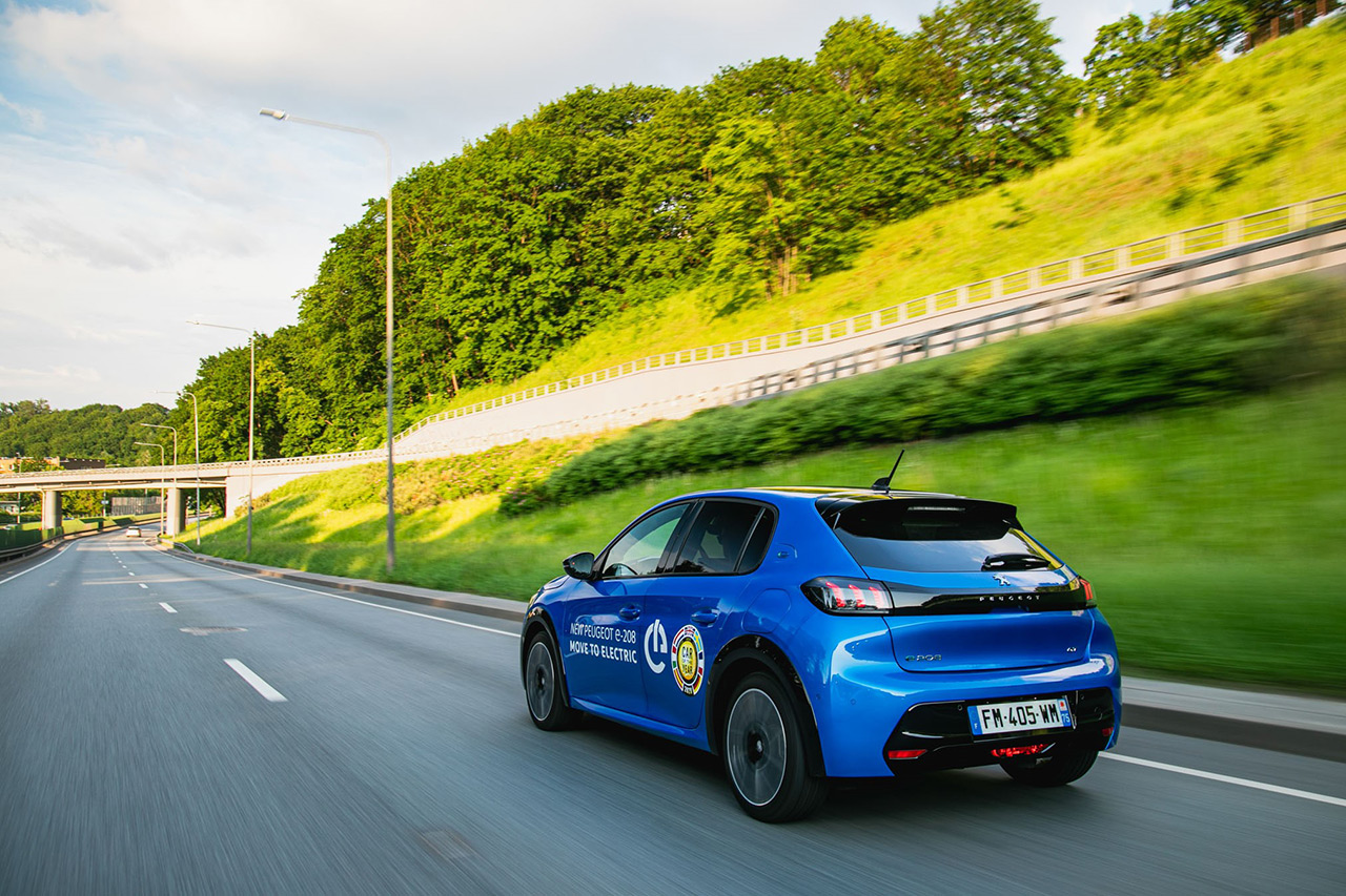 La nouvelle Peugeot e-208 remporte l’Electric Race en Lituanie !