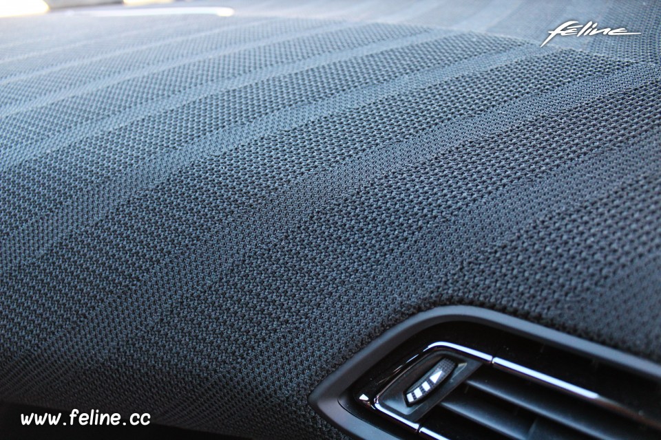 Photo planche de bord tissu tressé Peugeot 308 R HYbrid Showcar