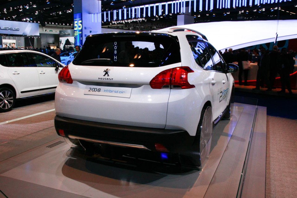 Photo 3/4 arrière Peugeot 2008 HYbrid Air - Salon de Francfort 2013 - 1-002