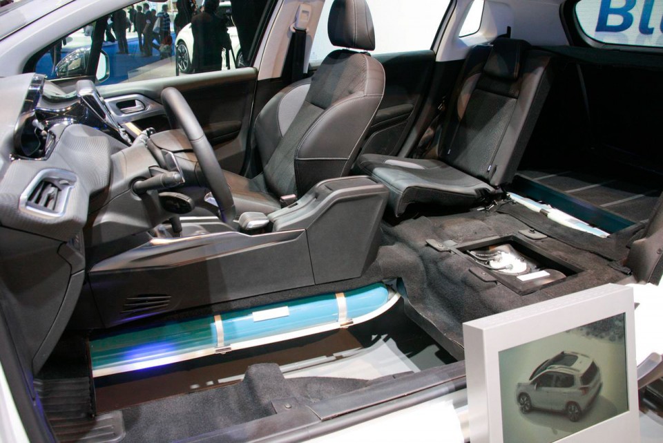 Photo intérieur Peugeot 2008 HYbrid Air - Salon de Francfort 2013 - 1-003
