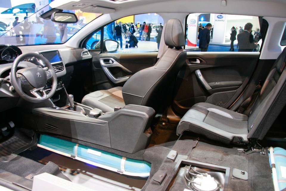 Photo habitacle Peugeot 2008 HYbrid Air - Salon de Francfort 2013 - 1-004