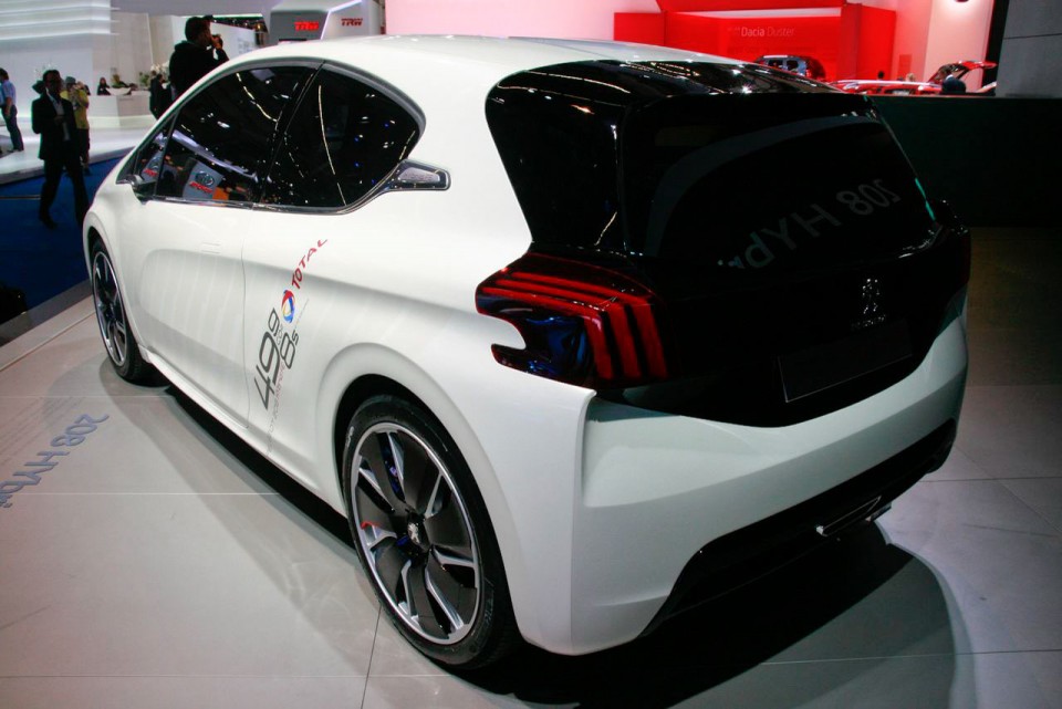 Photo 3/4 arrière Peugeot 208 HYbrid FE - Salon de Francfort 2013 - 1-002