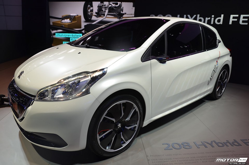 Photo 3/4 avant Peugeot 208 HYbrid FE - Salon de Francfort 2013 - 2-001