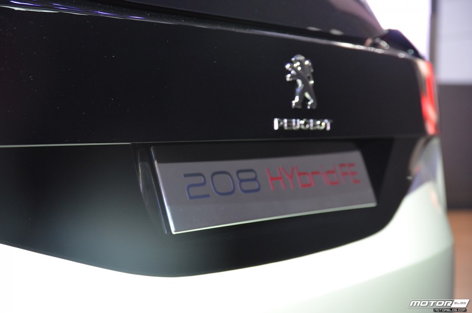 Photo détail vue arrière Peugeot 208 HYbrid FE - Salon de Francfort 2013 - 2-004