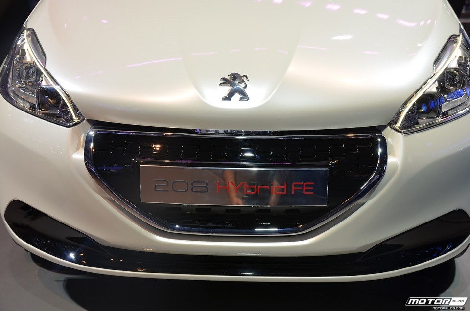 Photo calandre avant spécifique Peugeot 208 HYbrid FE - Salon de Francfort 2013 - 2-006