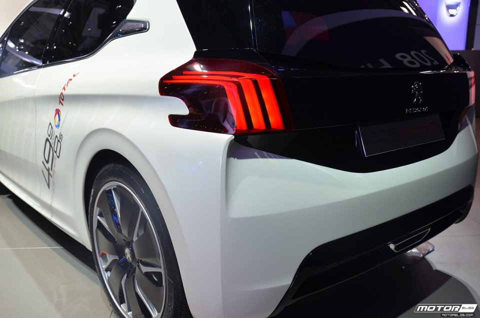 Photo vue aile arrière Peugeot 208 HYbrid FE - Salon de Francfort 2013 - 2-007