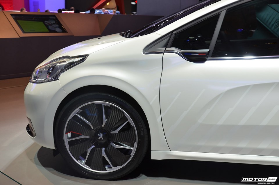 Photo aile avant Peugeot 208 HYbrid FE - Salon de Francfort 2013 - 2-008