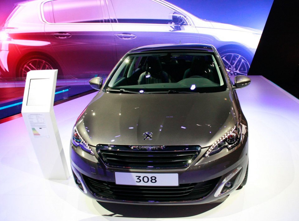 Photo face avant nouvelle Peugeot 308 II Féline Gris Moka - Salon de Francfort 2013 - 1-006