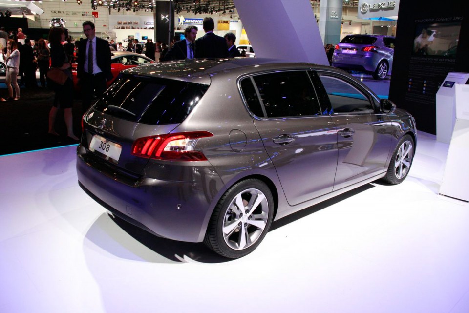 Photo 3/4 arrière nouvelle Peugeot 308 II Féline Gris Moka - Salon de Francfort 2013 - 1-008