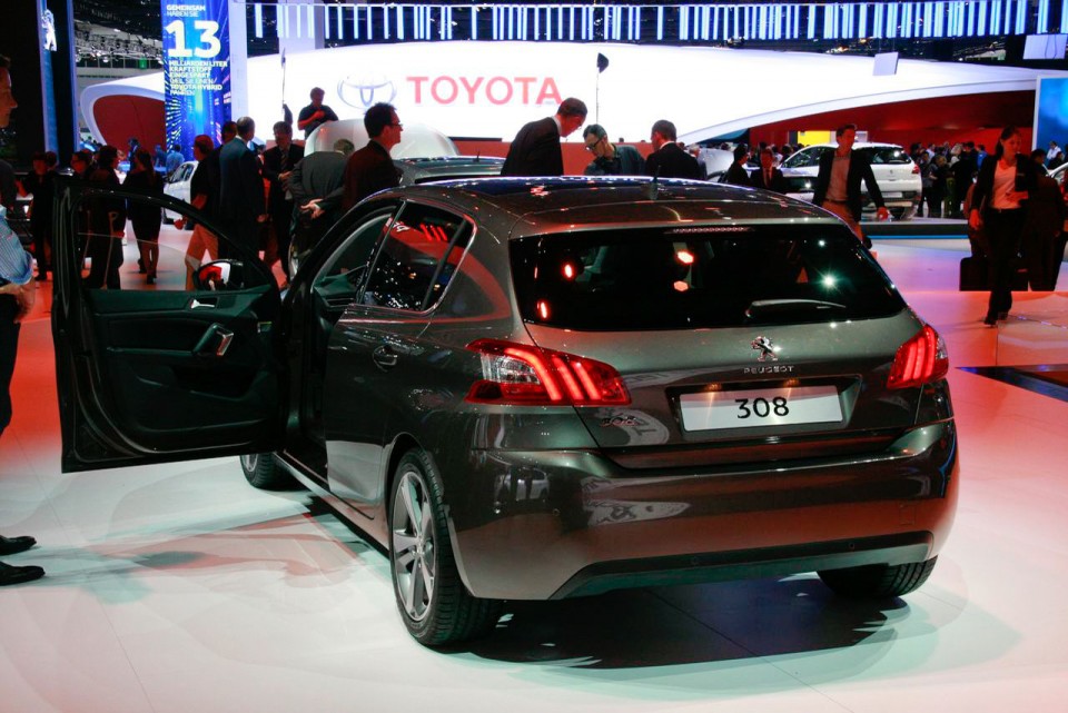 Photo Peugeot 308 II Féline Gris Moka - Salon de Francfort 2013 - 1-009