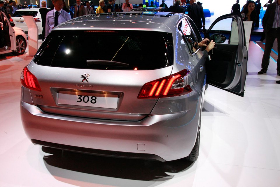 Photo hayon nouvelle Peugeot 308 II Allure Gris Artense - Salon de Francfort 2013 - 1-011