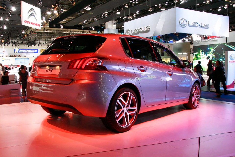 Photo 3/4 arrière nouvelle Peugeot 308 II Féline Gris Aluminium - Salon de Francfort 2013 - 1-013