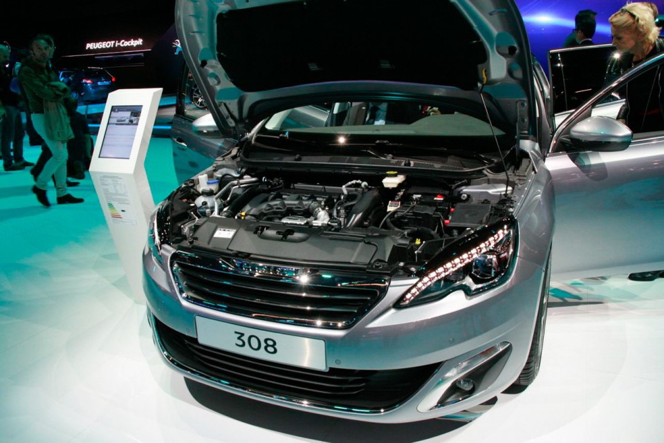 Photo capot moteur Peugeot 308 II Féline 1.6 THP 155 - Salon de Francfort 2013 - 1-015