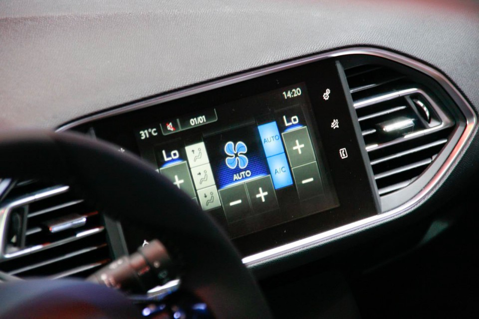 Photo écran tactile nouvelle Peugeot 308 II - Salon de Francfort 2013 - 1-022