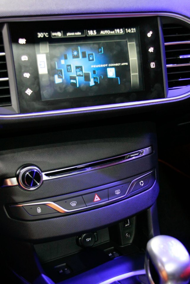 Photo console centrale nouvelle Peugeot 308 II - Salon de Francfort 2013 - 1-026