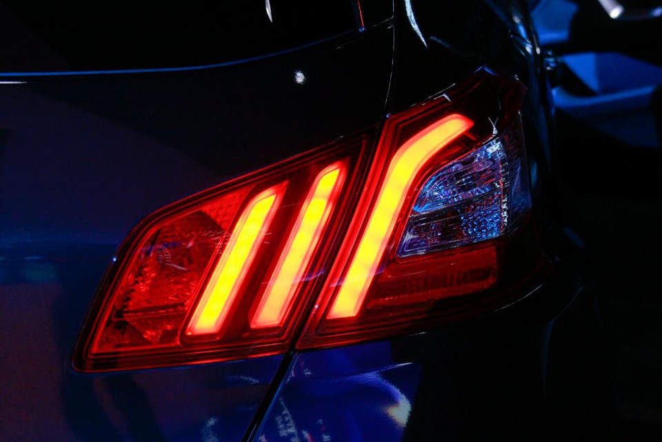 Photo feu arrière LED nouvelle Peugeot 308 II - Salon de Francfort 2013 - 1-029