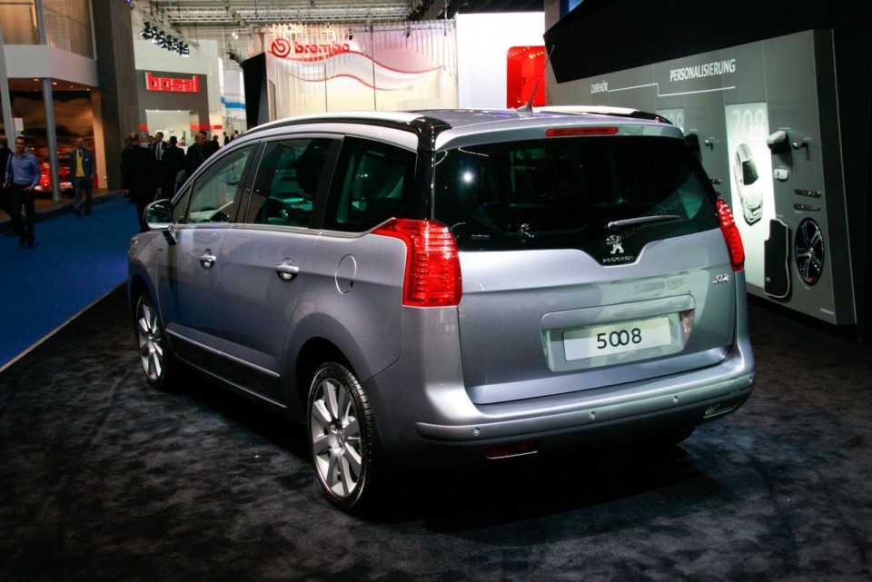 Photo 3/4 arrière Peugeot 5008 restylée - Salon de Francfort 2013 - 1-002