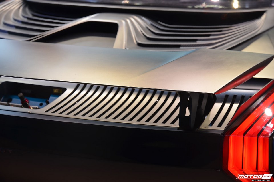Photo détail arrière Peugeot Onyx Concept Car - Salon de Francfort 2013 - 2-010