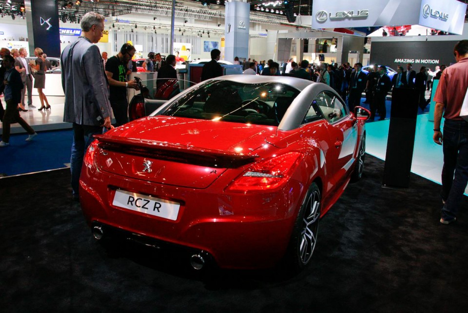 Photo 3/4 arrière Peugeot RCZ R Rouge Erythrée - Salon de Francfort 2013 - 1-002