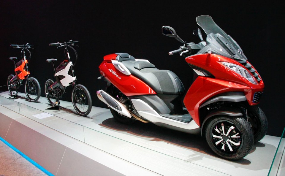 Photo Peugeot Metropolis et Peugeot HYbrid Bike AE21 - Salon de Francfort 2013 - 1-001