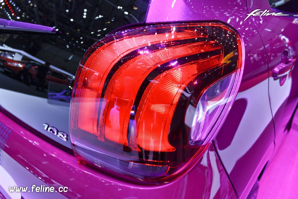 Photo feu arrière Peugeot 108 - Salon de Genève 2014