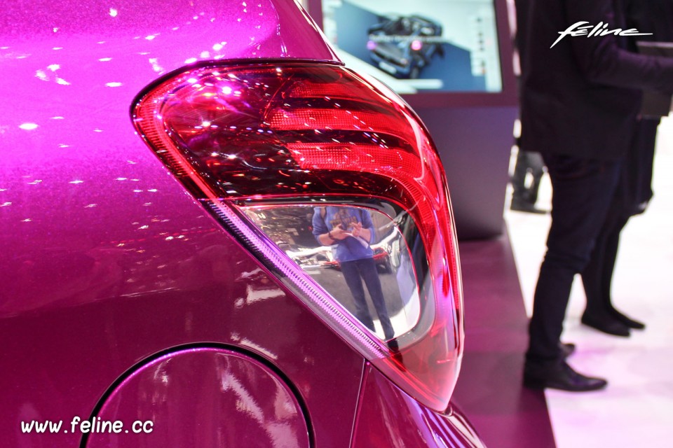 Photo feu arrière chromé Peugeot 108 - Salon de Genève 2014