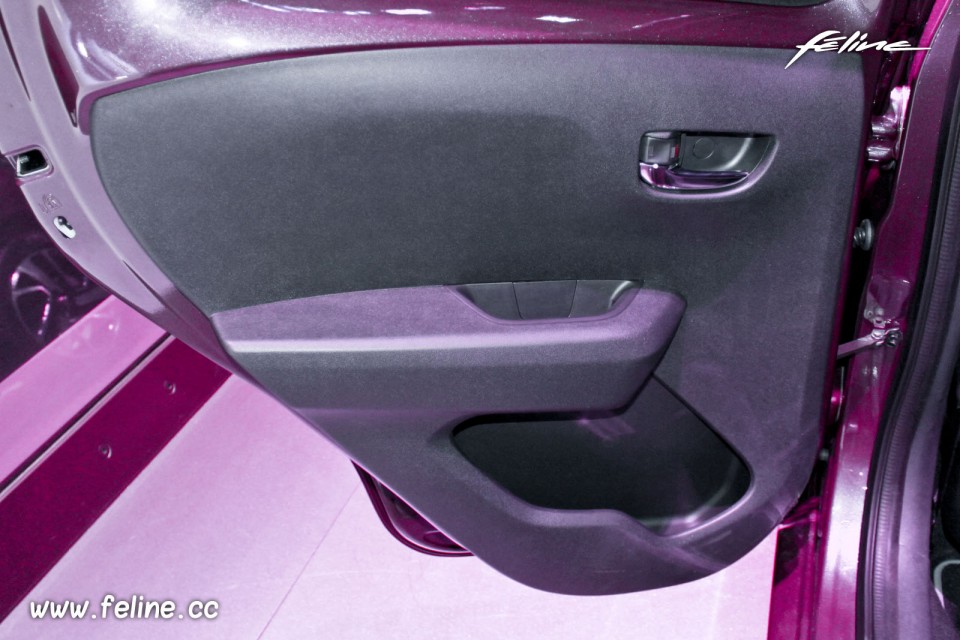 Photo contre porte intérieure Peugeot 108 - Salon de Genève 20