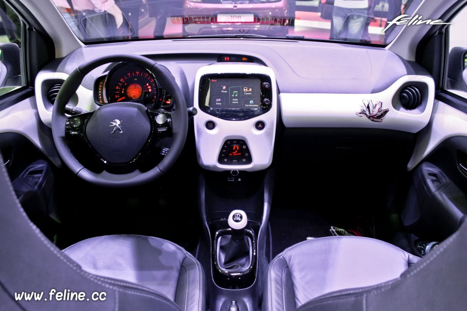 Photo intérieur cuir Peugeot 108 Top - Salon de Genève 2014