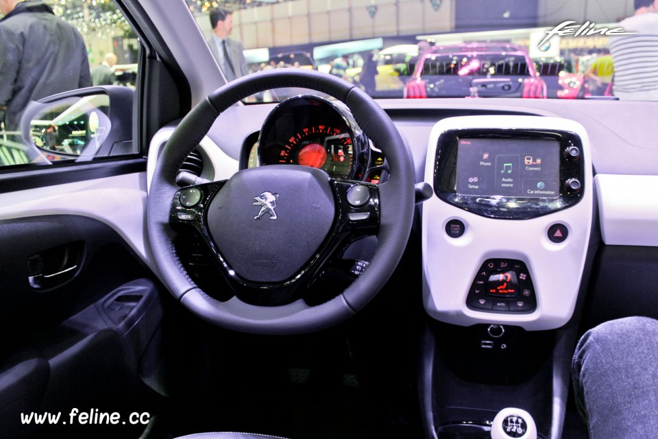 Photo volant cuir Peugeot 108 Top - Salon de Genève 2014