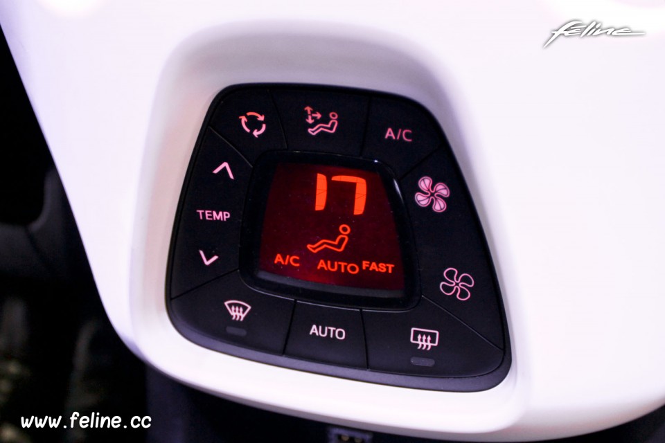 Photo climatisation automatique Peugeot 108 Top - Salon de Genè