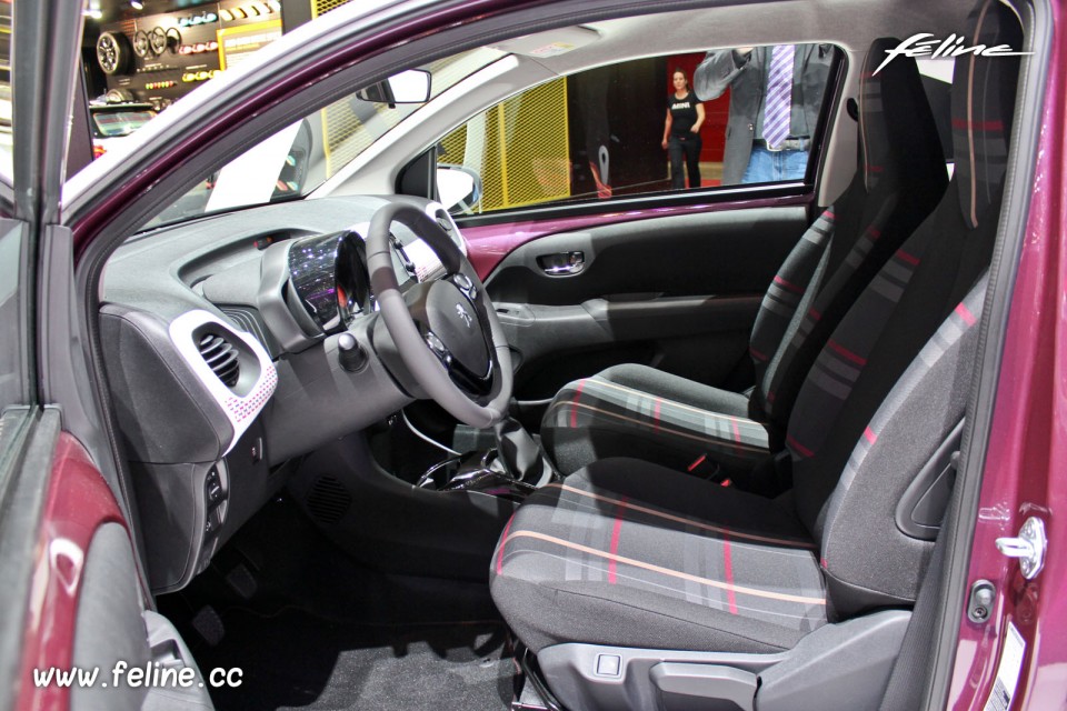 Photo intérieur tissu Carolight Noir/Rouge Peugeot 108 Allure -