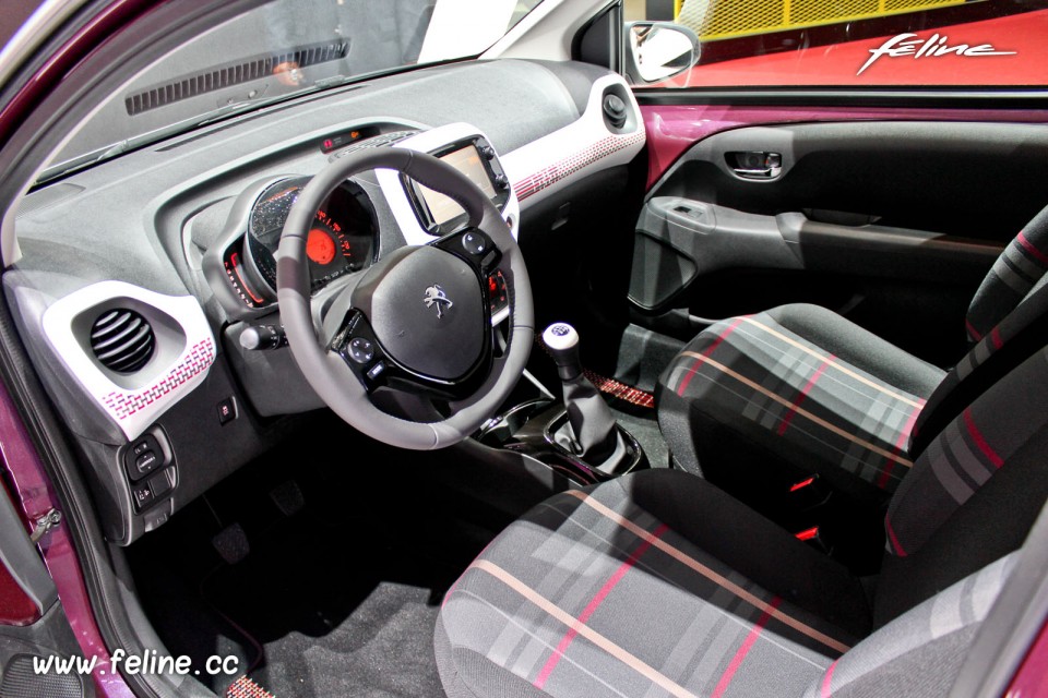 Photo intérieur tissu Carolight Noir/Rouge Peugeot 108 Allure -