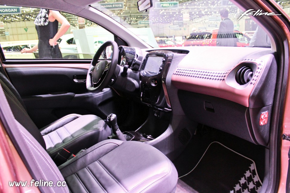 Photo intérieur cuir noir Dressy Peugeot 108 Allure - Salon de