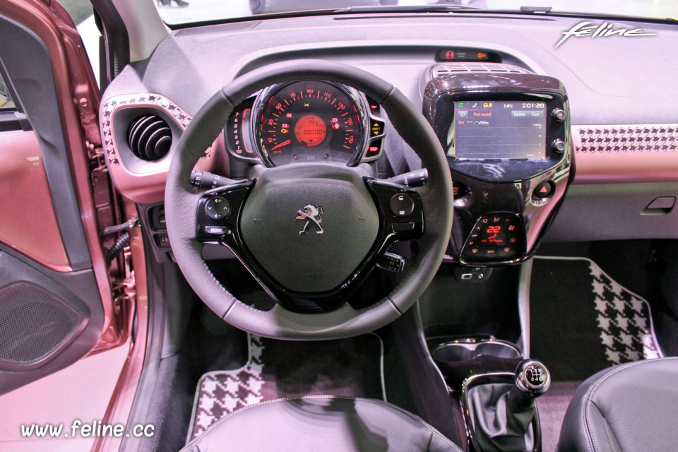 Photo poste de conduite Peugeot 108 - Salon de Genève 2014