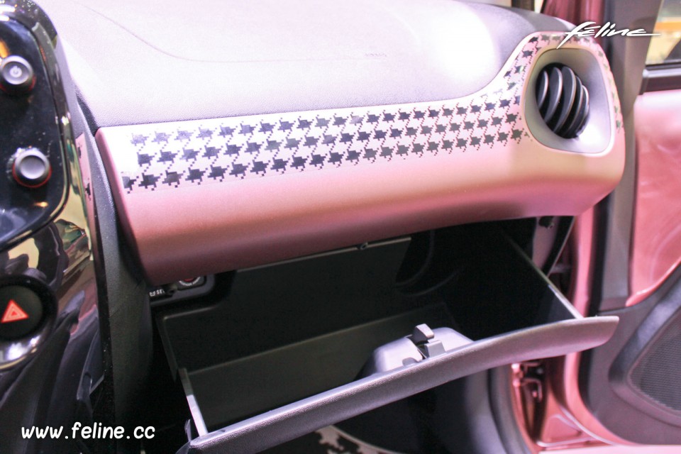 Photo boîte à gants Peugeot 108 - Salon de Genève 2014