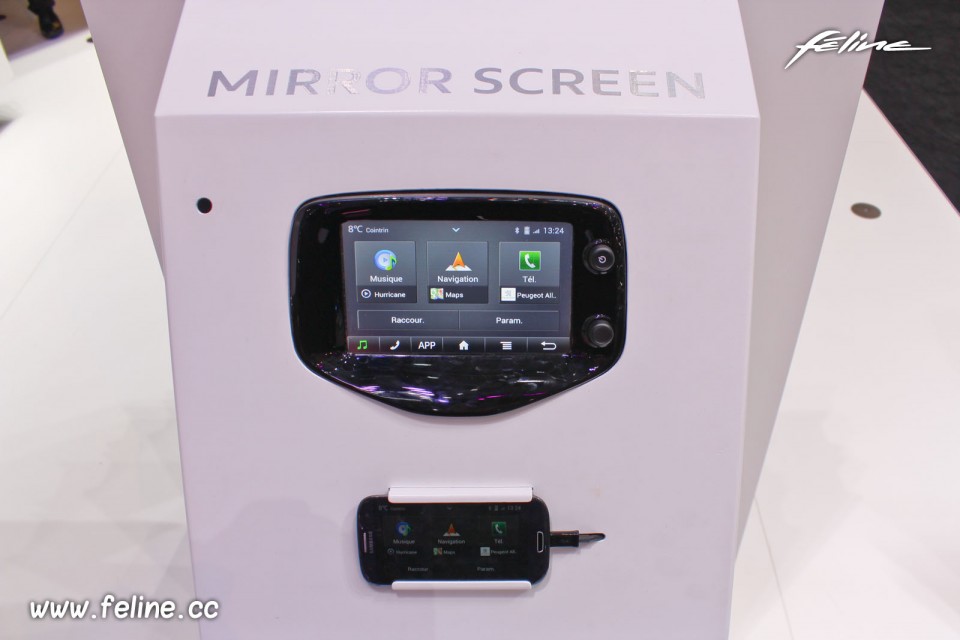 Photo Mirror Screen Peugeot 108 - Salon de Genève 2014