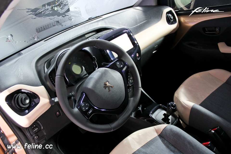 Photo tableau de bord Peugeot 108 Tattoo Concept - Salon de Gen