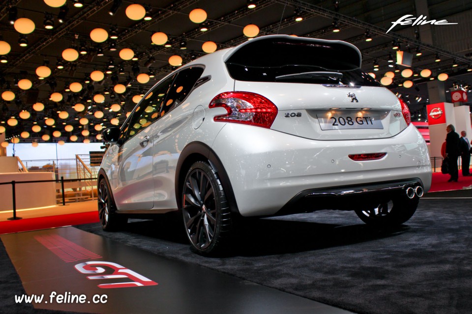 Photo Peugeot 208 GTi 30th Blanc Perle Nacré - Salon de Paris 2